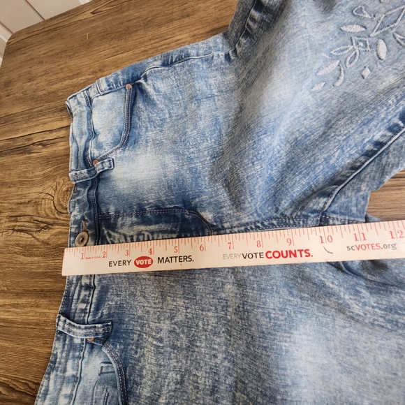 Bandolino Selene Acid-Washed Embroidered Geometric Designs Women's Jeans Size 12 - Picture 4 of 16